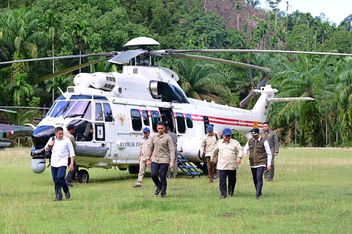 Presiden Prabowo Subianto menyapa warga di lokasi terdampak bencana di Posko Pengungsi yang berlokasi di SD Negeri 05 Kayu Pasak Palembayan, Kabupaten Agam, Provinsi Sumatera Barat, pada Kamis (18/12/2025).  (Biro Setpres)