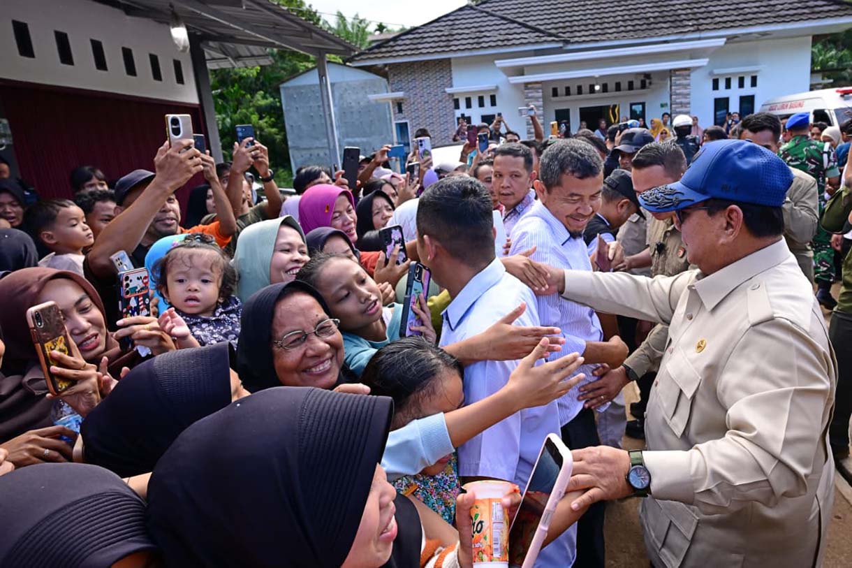 Presiden Prabowo Subianto menyapa warga di lokasi terdampak bencana di Posko Pengungsi yang berlokasi di SD Negeri 05 Kayu Pasak Palembayan, Kabupaten Agam, Provinsi Sumatera Barat, pada Kamis (18/12/2025).  (Biro Setpres)