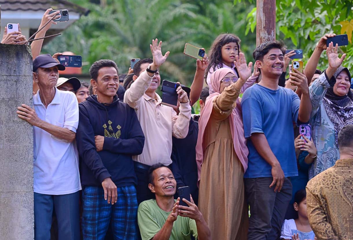 Presiden Prabowo Subianto menyapa warga di lokasi terdampak bencana di Posko Pengungsi yang berlokasi di SD Negeri 05 Kayu Pasak Palembayan, Kabupaten Agam, Provinsi Sumatera Barat, pada Kamis (18/12/2025).  (Biro Setpres)