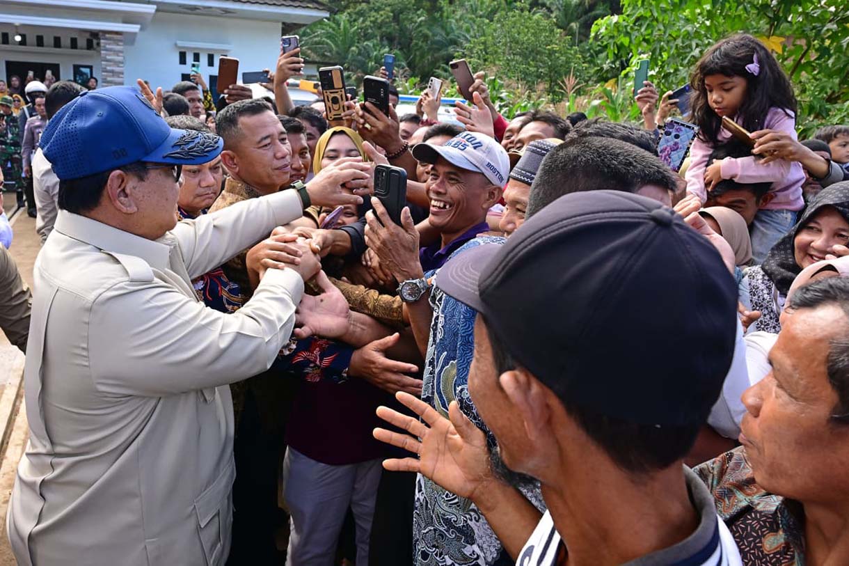 Presiden Prabowo Subianto menyapa warga di lokasi terdampak bencana di Posko Pengungsi yang berlokasi di SD Negeri 05 Kayu Pasak Palembayan, Kabupaten Agam, Provinsi Sumatera Barat, pada Kamis (18/12/2025).  (Biro Setpres)