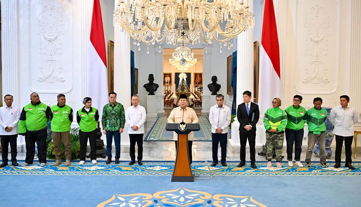 Presiden Prabowo Subianto  berbincang dengan para pengemudi ojek daring seusai menyampaikan keterangan terkait pemberian tunjangan hari raya (THR) di Istana Merdeka, Jakarta, Senin (10/3/2025). (Foto: Cahyo - Biro Pers Sekretariat Presiden)