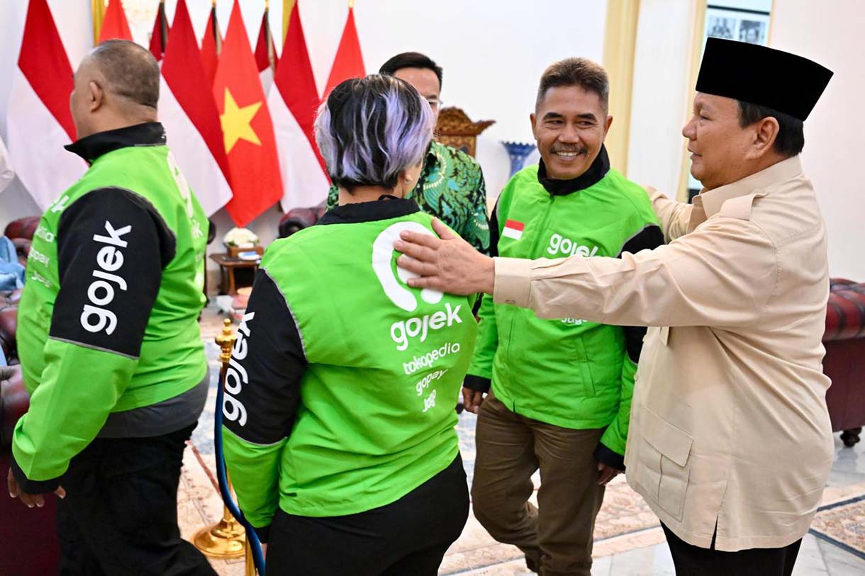 Presiden Prabowo Subianto  berbincang dengan para pengemudi ojek daring seusai menyampaikan keterangan terkait pemberian tunjangan hari raya (THR) di Istana Merdeka, Jakarta, Senin (10/3/2025). (Foto: Cahyo - Biro Pers Sekretariat Presiden)