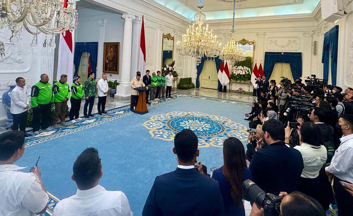 Presiden Prabowo Subianto  berbincang dengan para pengemudi ojek daring seusai menyampaikan keterangan terkait pemberian tunjangan hari raya (THR) di Istana Merdeka, Jakarta, Senin (10/3/2025). (Foto: Cahyo - Biro Pers Sekretariat Presiden)