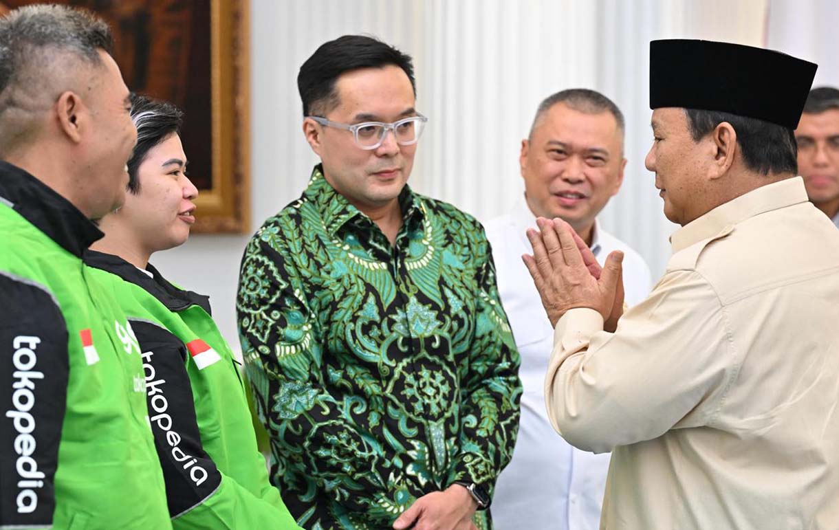 Presiden Prabowo Subianto  berbincang dengan para pengemudi ojek daring seusai menyampaikan keterangan terkait pemberian tunjangan hari raya (THR) di Istana Merdeka, Jakarta, Senin (10/3/2025). (Foto: Cahyo - Biro Pers Sekretariat Presiden)