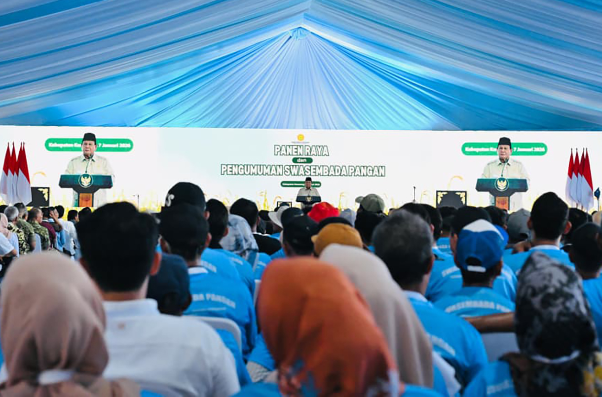 Presiden Prabowo Subianto (tengah) didampingi Menteri Koordinator Bidang Pangan Zulkifli Hasan (kedua kanan) dan Menteri Pertanian Amran Sulaiman (kanan) menumbukkan alu pada lesung dalam acara panen raya dan pengumuman swasembada pangan nasional 2025 di Cilebar, Karawang, Jawa Barat, Rabu (7/1/2026). (Biropers)
