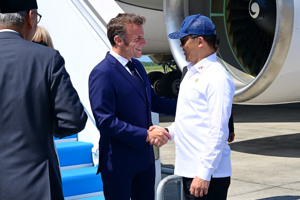 Presiden Prancis tiba di Bandara YIA Presiden Prancis Emmanuel Macron (tengah) dan istri Brigitte Macron (kiri) keluar dari pesawat setibanya di Yogyakarta International Airpot (YIA) Kulon Progo, D.I Yogyakarta, Kamis (29/5/2025). (Biro Pers)