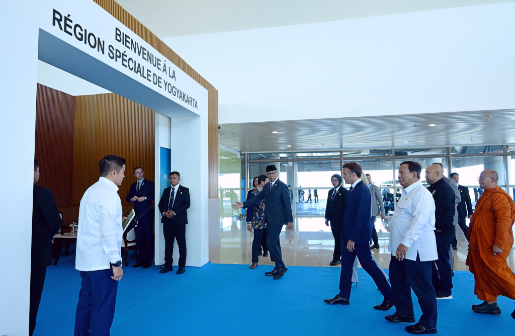 Presiden Prancis tiba di Bandara YIA Presiden Prancis Emmanuel Macron (tengah) dan istri Brigitte Macron (kiri) keluar dari pesawat setibanya di Yogyakarta International Airpot (YIA) Kulon Progo, D.I Yogyakarta, Kamis (29/5/2025). (Biro Pers)