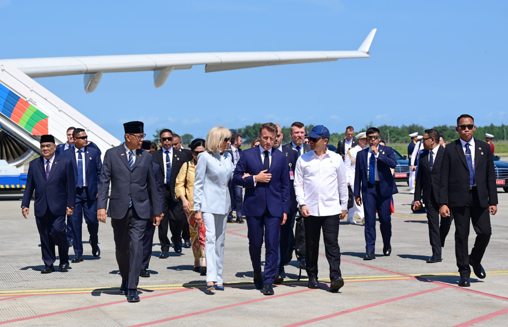 Presiden Prancis tiba di Bandara YIA Presiden Prancis Emmanuel Macron (tengah) dan istri Brigitte Macron (kiri) keluar dari pesawat setibanya di Yogyakarta International Airpot (YIA) Kulon Progo, D.I Yogyakarta, Kamis (29/5/2025). (Biro Pers)