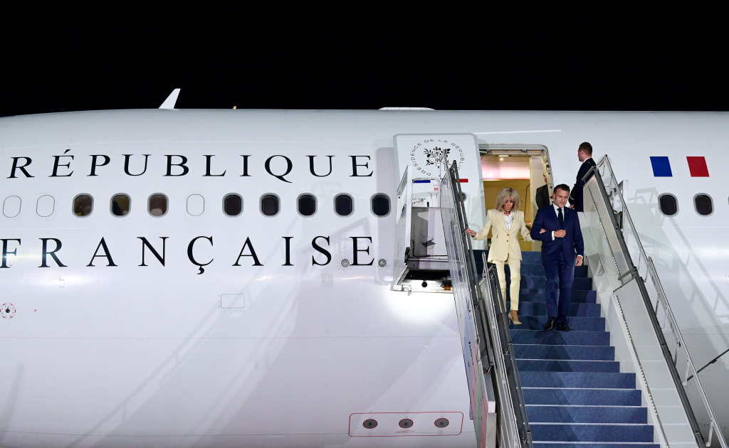 Presiden Prancis tiba di Indonesia Presiden Prancis Emmanuel Macron (kanan) bersama istri Brigitte Macron (kiri) menuruni tangga pesawat saat tiba di Pangkalan Udara TNI AU Halim Perdanakusuma, Jakarta, Selasa (27/5/2025). (Beritanasional.com/Oke Atmaja)