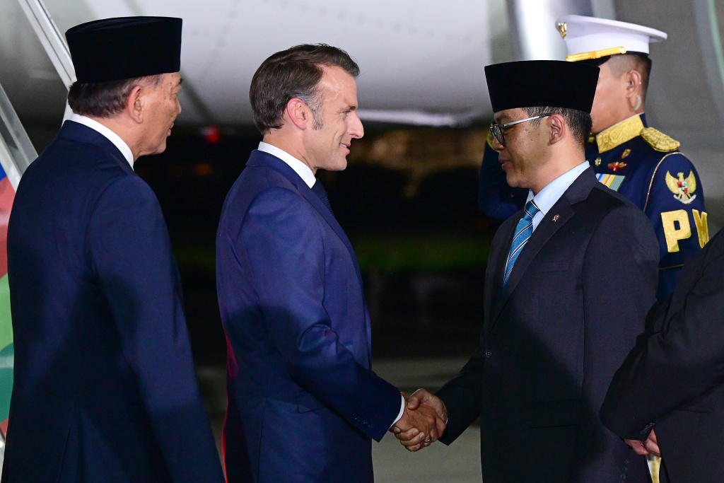 Presiden Prancis tiba di Indonesia Presiden Prancis Emmanuel Macron (kanan) bersama istri Brigitte Macron (kiri) menuruni tangga pesawat saat tiba di Pangkalan Udara TNI AU Halim Perdanakusuma, Jakarta, Selasa (27/5/2025). (Beritanasional.com/Oke Atmaja)