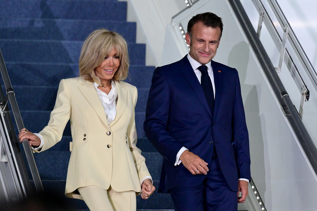Presiden Prancis tiba di Indonesia Presiden Prancis Emmanuel Macron (kanan) bersama istri Brigitte Macron (kiri) menuruni tangga pesawat saat tiba di Pangkalan Udara TNI AU Halim Perdanakusuma, Jakarta, Selasa (27/5/2025). (Beritanasional.com/Oke Atmaja)