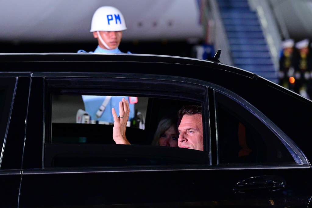 Presiden Prancis tiba di Indonesia Presiden Prancis Emmanuel Macron (kanan) bersama istri Brigitte Macron (kiri) menuruni tangga pesawat saat tiba di Pangkalan Udara TNI AU Halim Perdanakusuma, Jakarta, Selasa (27/5/2025). (Beritanasional.com/Oke Atmaja)