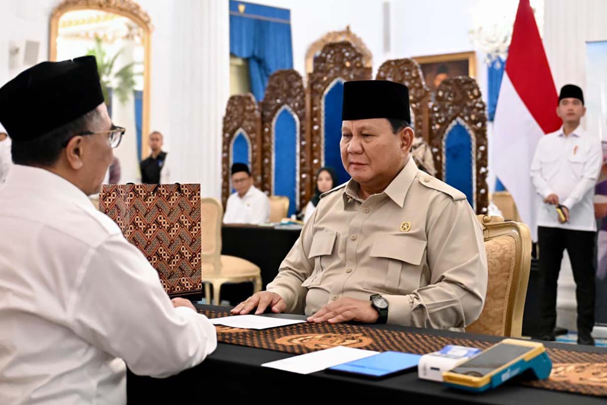 Presiden Prabowo Subianto (kanan) dan seorang petugas berdoa usai menyerahkan zakat di Istana Negara, Jakarta, Jumat (13/3/2026).(Biropers)