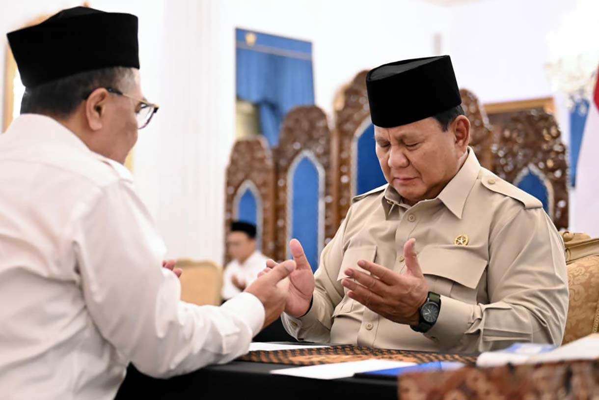 Presiden Prabowo Subianto (kanan) dan seorang petugas berdoa usai menyerahkan zakat di Istana Negara, Jakarta, Jumat (13/3/2026).(Biropers)