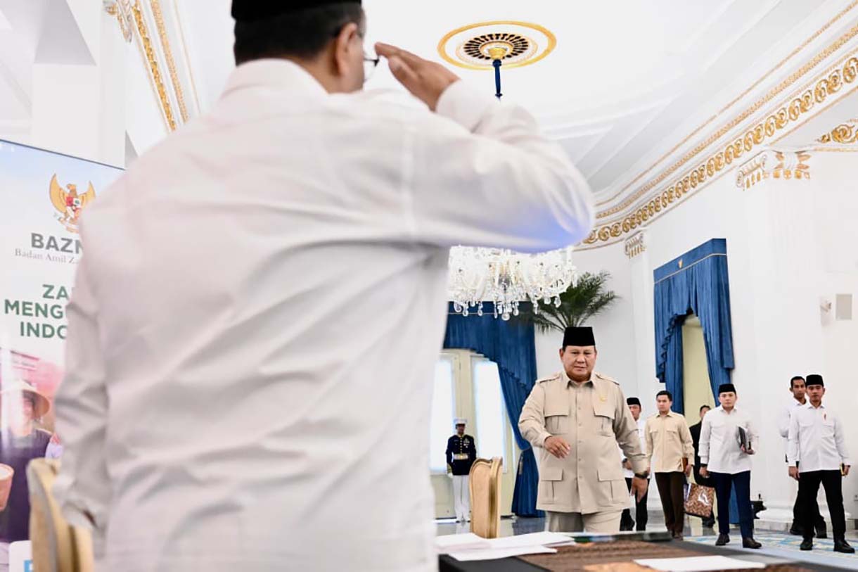 Presiden Prabowo Subianto (kanan) dan seorang petugas berdoa usai menyerahkan zakat di Istana Negara, Jakarta, Jumat (13/3/2026).(Biropers)