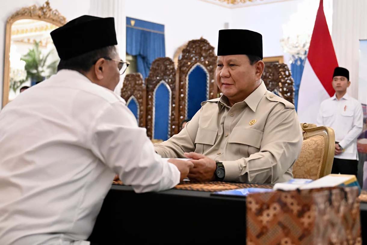 Presiden Prabowo Subianto (kanan) dan seorang petugas berdoa usai menyerahkan zakat di Istana Negara, Jakarta, Jumat (13/3/2026).(Biropers)