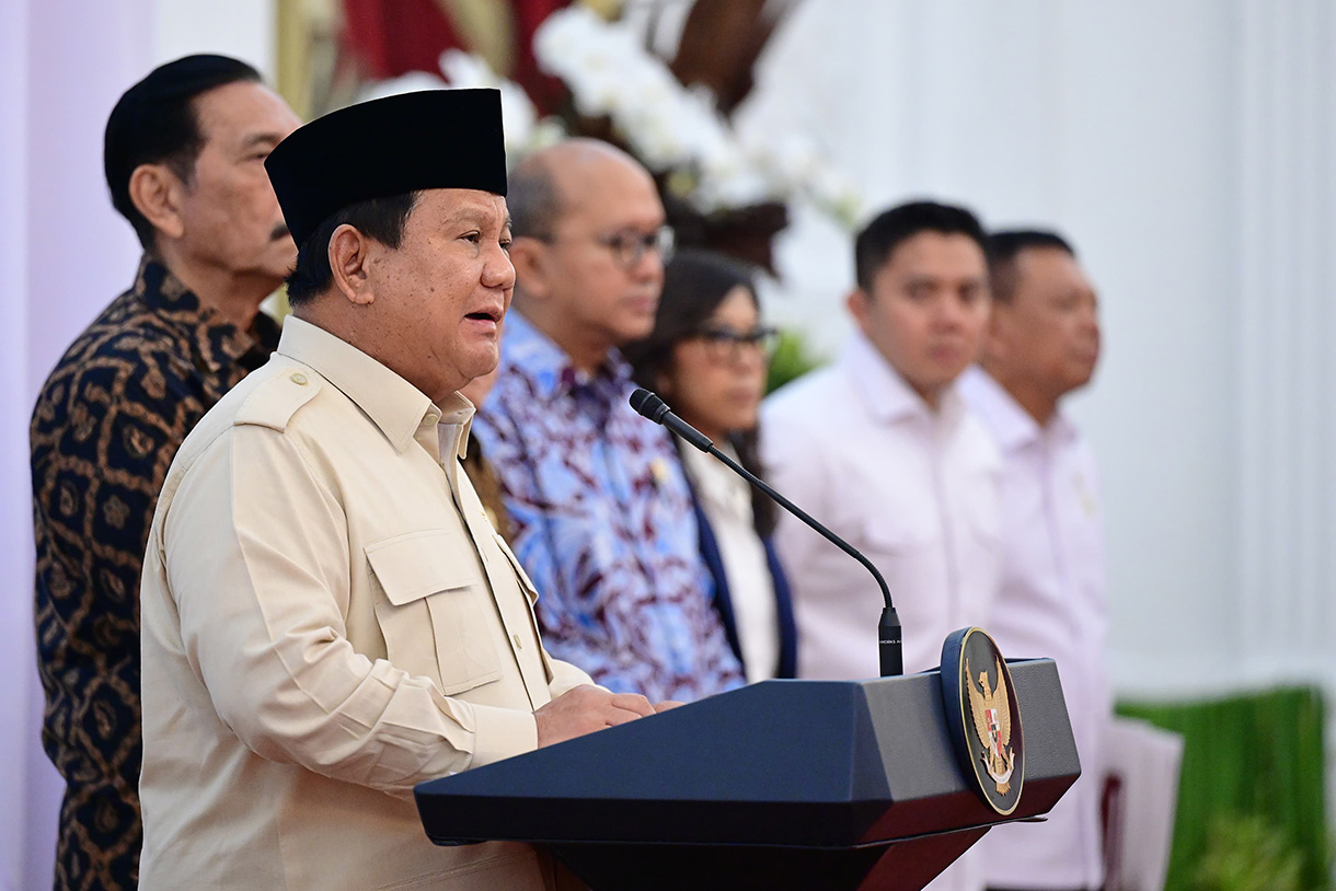 Presiden Prabowo Subianto (tengah) didampingi Menko Perekonomian Airlangga Hartarto (keempat kiri), Ketua DEN Luhut Binsar Pandjaitan (keempat kanan), Menkeu Sri Mulyani Indrawati (ketiga kiri), Menteri BUMN Erick Thohir (ketiga kanan), Menteri ESDM Bahlil Lahadalia (kedua kiri), Menteri Investasi dan Hilirisasi Rosan Roeslani (kedua kanan), Mensesneg Prasetyo Hadi (kiri), dan Menkomdigi Meutya Hafid (kanan) mengumumkan peraturan pemerintah terkait devisa hasil ekspor sumber daya alam di Istana Merdeka, Jakarta, Senin (17/2/2025).(Muchlis Jr - Biro Pers)