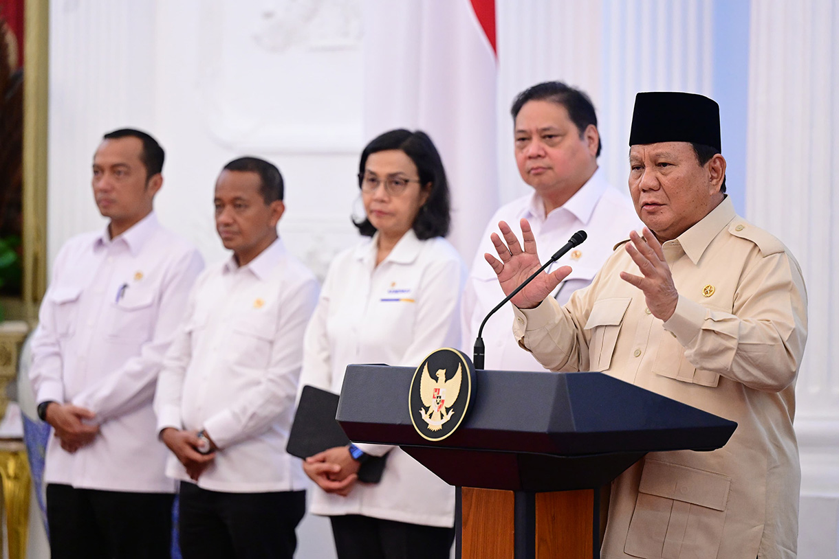 Presiden Prabowo Subianto (tengah) didampingi Menko Perekonomian Airlangga Hartarto (keempat kiri), Ketua DEN Luhut Binsar Pandjaitan (keempat kanan), Menkeu Sri Mulyani Indrawati (ketiga kiri), Menteri BUMN Erick Thohir (ketiga kanan), Menteri ESDM Bahlil Lahadalia (kedua kiri), Menteri Investasi dan Hilirisasi Rosan Roeslani (kedua kanan), Mensesneg Prasetyo Hadi (kiri), dan Menkomdigi Meutya Hafid (kanan) mengumumkan peraturan pemerintah terkait devisa hasil ekspor sumber daya alam di Istana Merdeka, Jakarta, Senin (17/2/2025).(Muchlis Jr - Biro Pers)