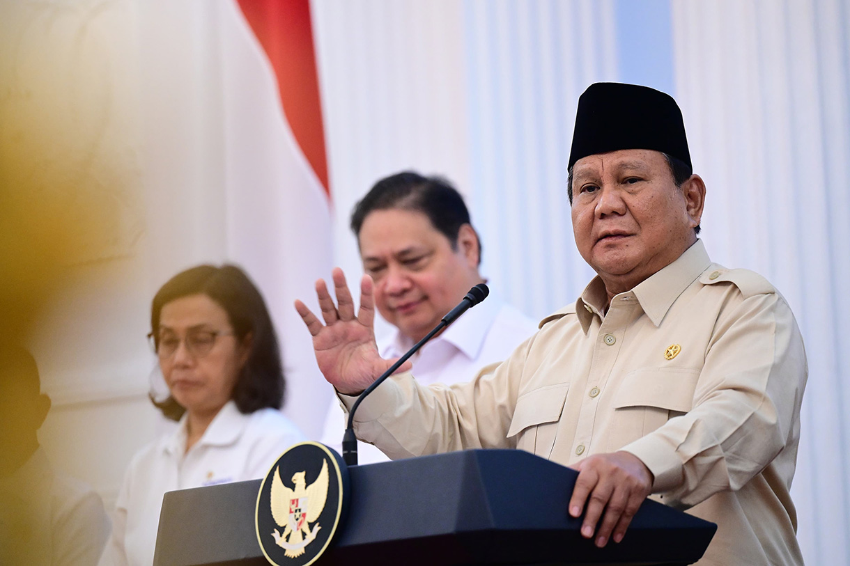 Presiden Prabowo Subianto (tengah) didampingi Menko Perekonomian Airlangga Hartarto (keempat kiri), Ketua DEN Luhut Binsar Pandjaitan (keempat kanan), Menkeu Sri Mulyani Indrawati (ketiga kiri), Menteri BUMN Erick Thohir (ketiga kanan), Menteri ESDM Bahlil Lahadalia (kedua kiri), Menteri Investasi dan Hilirisasi Rosan Roeslani (kedua kanan), Mensesneg Prasetyo Hadi (kiri), dan Menkomdigi Meutya Hafid (kanan) mengumumkan peraturan pemerintah terkait devisa hasil ekspor sumber daya alam di Istana Merdeka, Jakarta, Senin (17/2/2025).(Muchlis Jr - Biro Pers)