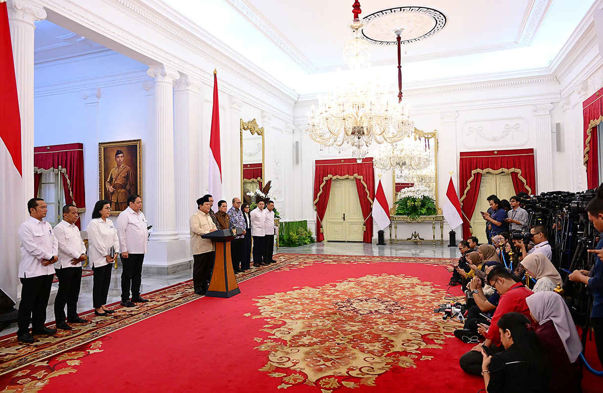 Presiden Prabowo Subianto (tengah) didampingi Menko Perekonomian Airlangga Hartarto (keempat kiri), Ketua DEN Luhut Binsar Pandjaitan (keempat kanan), Menkeu Sri Mulyani Indrawati (ketiga kiri), Menteri BUMN Erick Thohir (ketiga kanan), Menteri ESDM Bahlil Lahadalia (kedua kiri), Menteri Investasi dan Hilirisasi Rosan Roeslani (kedua kanan), Mensesneg Prasetyo Hadi (kiri), dan Menkomdigi Meutya Hafid (kanan) mengumumkan peraturan pemerintah terkait devisa hasil ekspor sumber daya alam di Istana Merdeka, Jakarta, Senin (17/2/2025).(Muchlis Jr - Biro Pers)