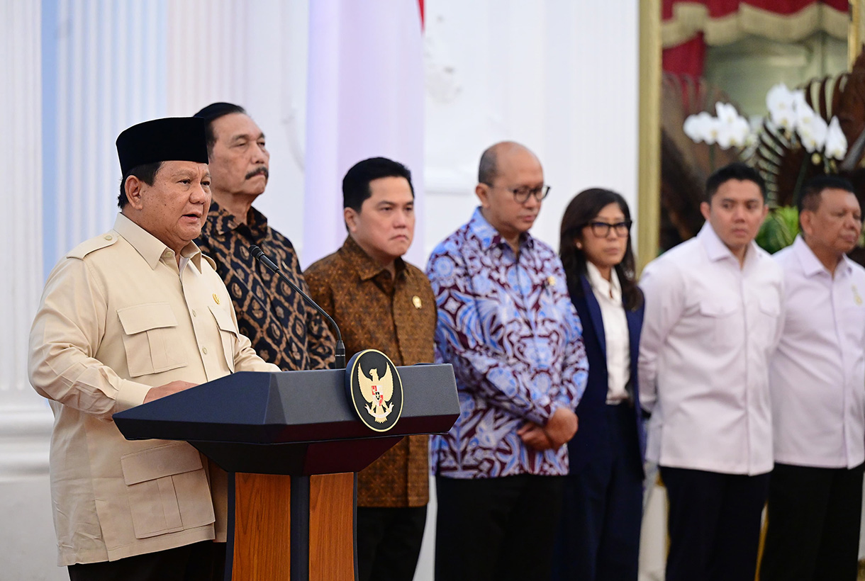 Presiden Prabowo Subianto (tengah) didampingi Menko Perekonomian Airlangga Hartarto (keempat kiri), Ketua DEN Luhut Binsar Pandjaitan (keempat kanan), Menkeu Sri Mulyani Indrawati (ketiga kiri), Menteri BUMN Erick Thohir (ketiga kanan), Menteri ESDM Bahlil Lahadalia (kedua kiri), Menteri Investasi dan Hilirisasi Rosan Roeslani (kedua kanan), Mensesneg Prasetyo Hadi (kiri), dan Menkomdigi Meutya Hafid (kanan) mengumumkan peraturan pemerintah terkait devisa hasil ekspor sumber daya alam di Istana Merdeka, Jakarta, Senin (17/2/2025).(Muchlis Jr - Biro Pers)