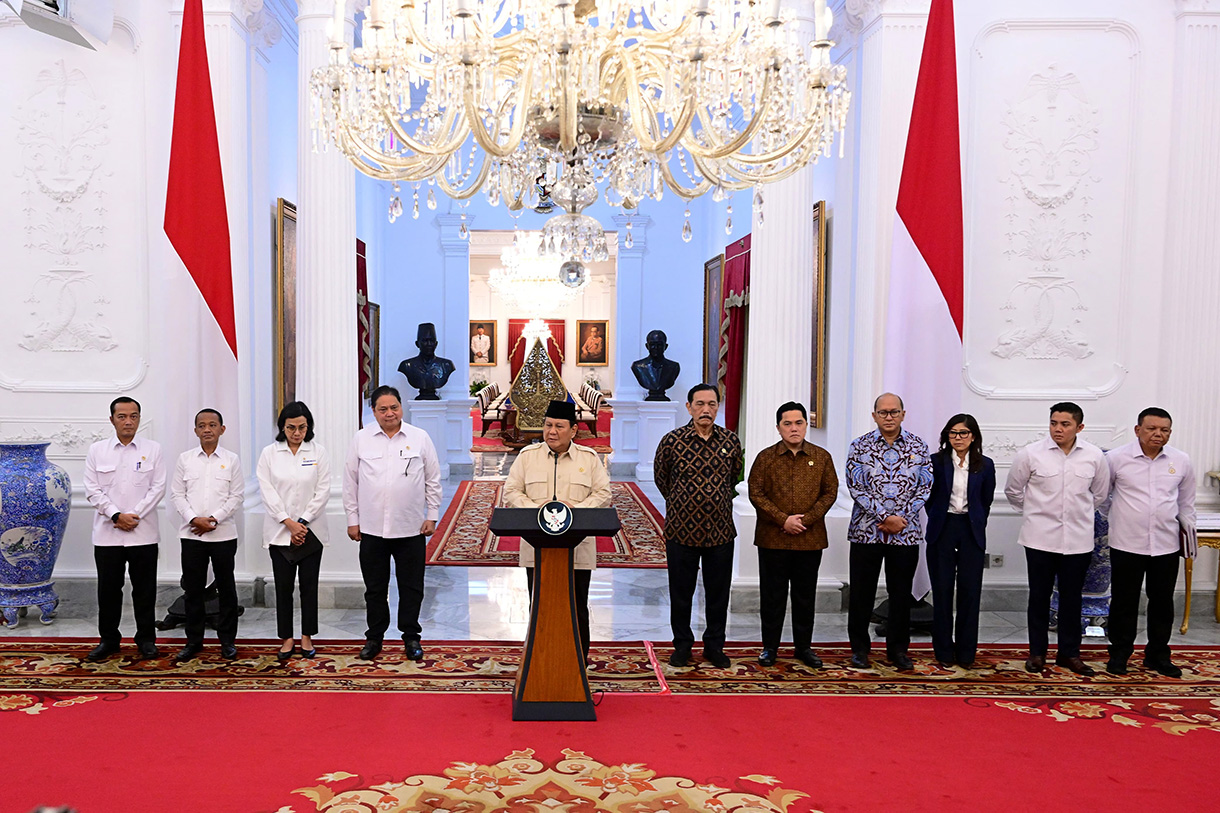 Presiden Prabowo Subianto (tengah) didampingi Menko Perekonomian Airlangga Hartarto (keempat kiri), Ketua DEN Luhut Binsar Pandjaitan (keempat kanan), Menkeu Sri Mulyani Indrawati (ketiga kiri), Menteri BUMN Erick Thohir (ketiga kanan), Menteri ESDM Bahlil Lahadalia (kedua kiri), Menteri Investasi dan Hilirisasi Rosan Roeslani (kedua kanan), Mensesneg Prasetyo Hadi (kiri), dan Menkomdigi Meutya Hafid (kanan) mengumumkan peraturan pemerintah terkait devisa hasil ekspor sumber daya alam di Istana Merdeka, Jakarta, Senin (17/2/2025).(Muchlis Jr - Biro Pers)