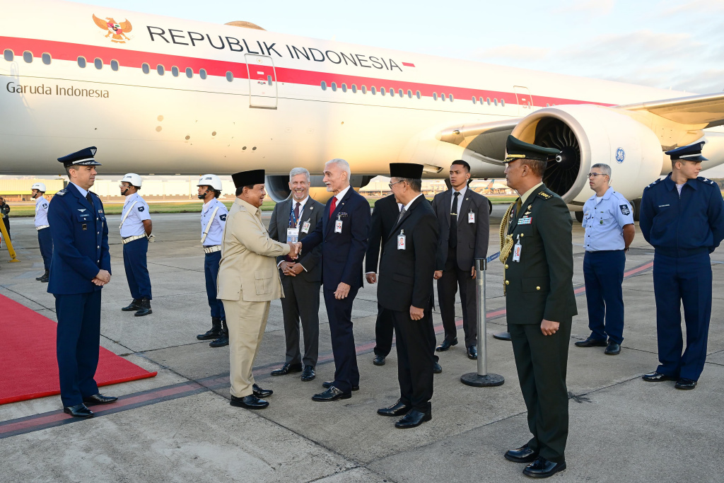Presiden tiba di Brasil menghadiri KTT BRICS Presiden Prabowo Subianto turun dari pesawat setibanya di Pangkalan Angkatan Udara Galeao, Rio De Janeiro, Brasil, Sabtu (5/7/2025). (Biropers)