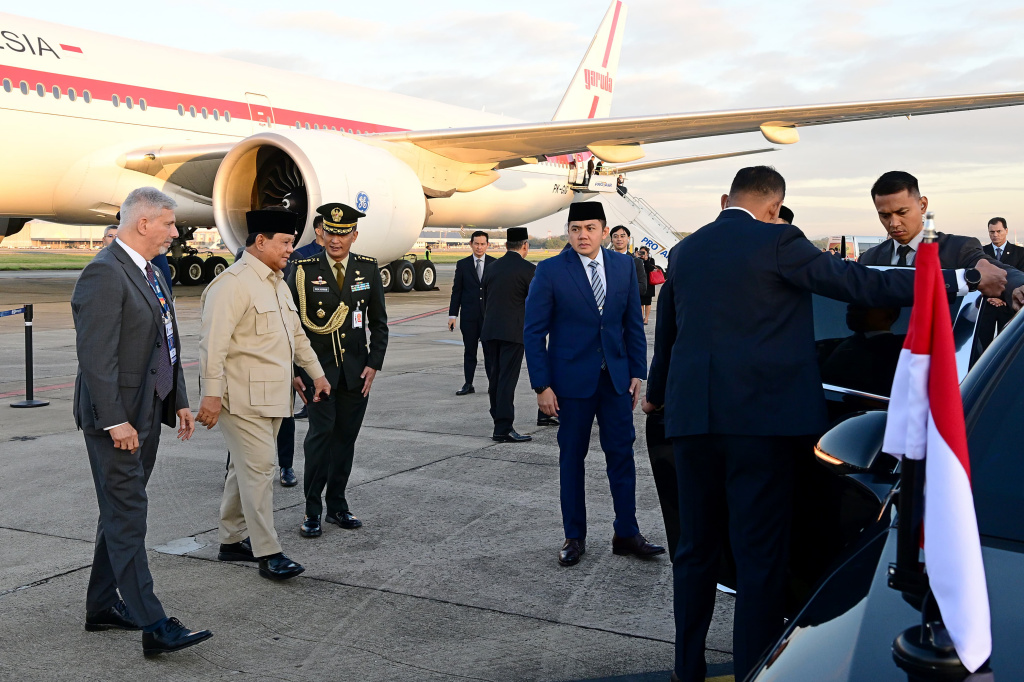 Presiden tiba di Brasil menghadiri KTT BRICS Presiden Prabowo Subianto turun dari pesawat setibanya di Pangkalan Angkatan Udara Galeao, Rio De Janeiro, Brasil, Sabtu (5/7/2025). (Biropers)