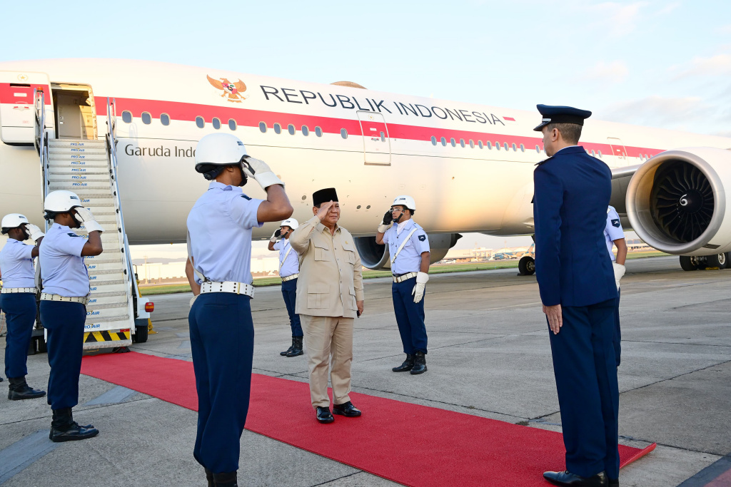 Presiden tiba di Brasil menghadiri KTT BRICS Presiden Prabowo Subianto turun dari pesawat setibanya di Pangkalan Angkatan Udara Galeao, Rio De Janeiro, Brasil, Sabtu (5/7/2025). (Biropers)