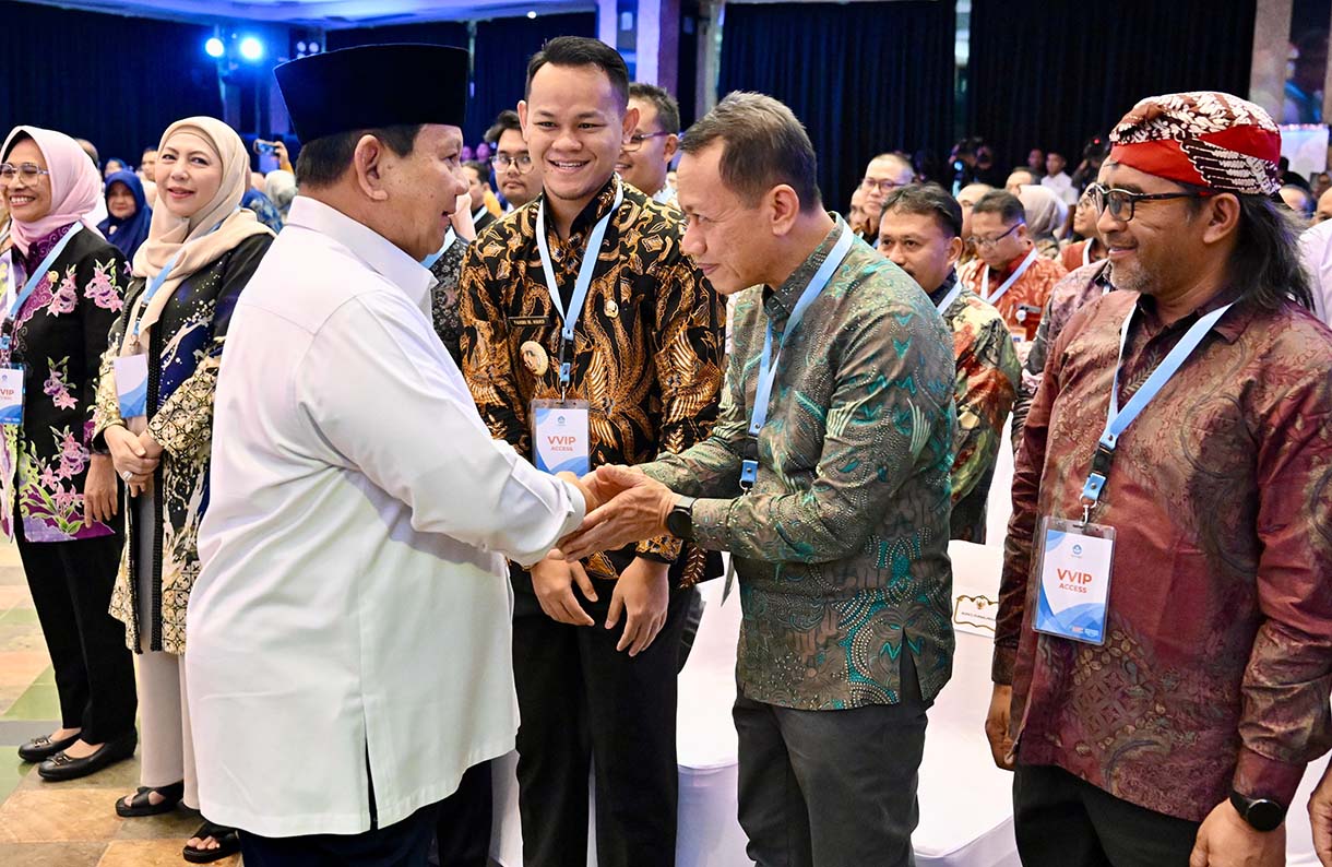 Presiden Prabowo Subianto memberikan sambutan saat mengumumkan penyaluran tunjangan guru ASN daerah ke rekening guru di Plaza Insan Berprestasi, Gedung Kemendikdasmen, Jakarta, Kamis (13/3/2025).  (Foto: Cahyo - Biro Pers Sekretariat Presiden)