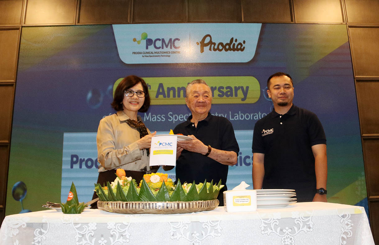 Direktur Utama PT Prodia Widyahusada (kiri) menyerahkan potongan tumpeng kepada Founder dan Komisaris Utama PT Prodia Widyahusada Tbk, Andi Widjaja, PhD, MBA (tengah) saat peresmian  Prodia Clinical Multiomics Centre (PCMC) by Mass-Spectrometry Technology di Jakarta, Sabtu (15/11/2025).  (Beritanasional.com/Oke Atmaja)