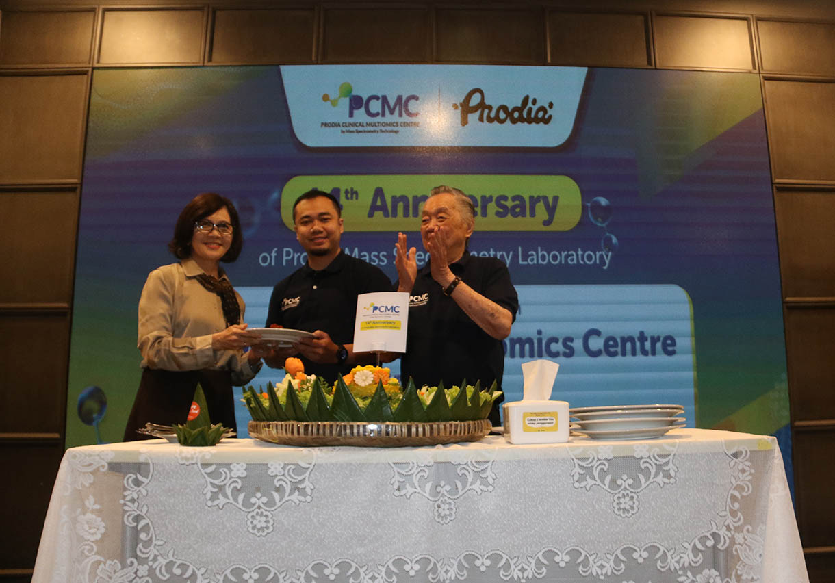 Direktur Utama PT Prodia Widyahusada (kiri) menyerahkan potongan tumpeng kepada Founder dan Komisaris Utama PT Prodia Widyahusada Tbk, Andi Widjaja, PhD, MBA (tengah) saat peresmian  Prodia Clinical Multiomics Centre (PCMC) by Mass-Spectrometry Technology di Jakarta, Sabtu (15/11/2025).  (Beritanasional.com/Oke Atmaja)
