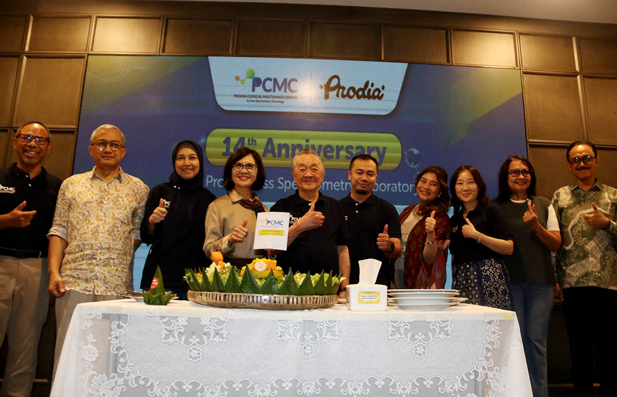 Direktur Utama PT Prodia Widyahusada (kiri) menyerahkan potongan tumpeng kepada Founder dan Komisaris Utama PT Prodia Widyahusada Tbk, Andi Widjaja, PhD, MBA (tengah) saat peresmian  Prodia Clinical Multiomics Centre (PCMC) by Mass-Spectrometry Technology di Jakarta, Sabtu (15/11/2025).  (Beritanasional.com/Oke Atmaja)