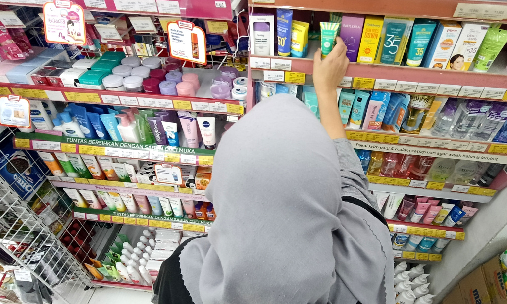 Produk Kosmetik Wajib Bersertifikat Halal pada Oktober 2026 Pembeli melihat- lihat produk kosmetik yang dijual di Supermarket, Jakarta, Minggu ( 18/5/2025). (Beritanasional.com/Oke Atmaja)
