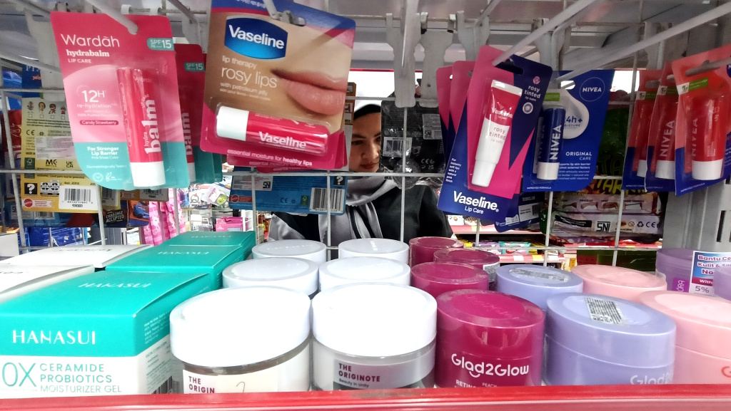 Produk Kosmetik Wajib Bersertifikat Halal pada Oktober 2026 Pembeli melihat- lihat produk kosmetik yang dijual di Supermarket, Jakarta, Minggu ( 18/5/2025). (Beritanasional.com/Oke Atmaja)
