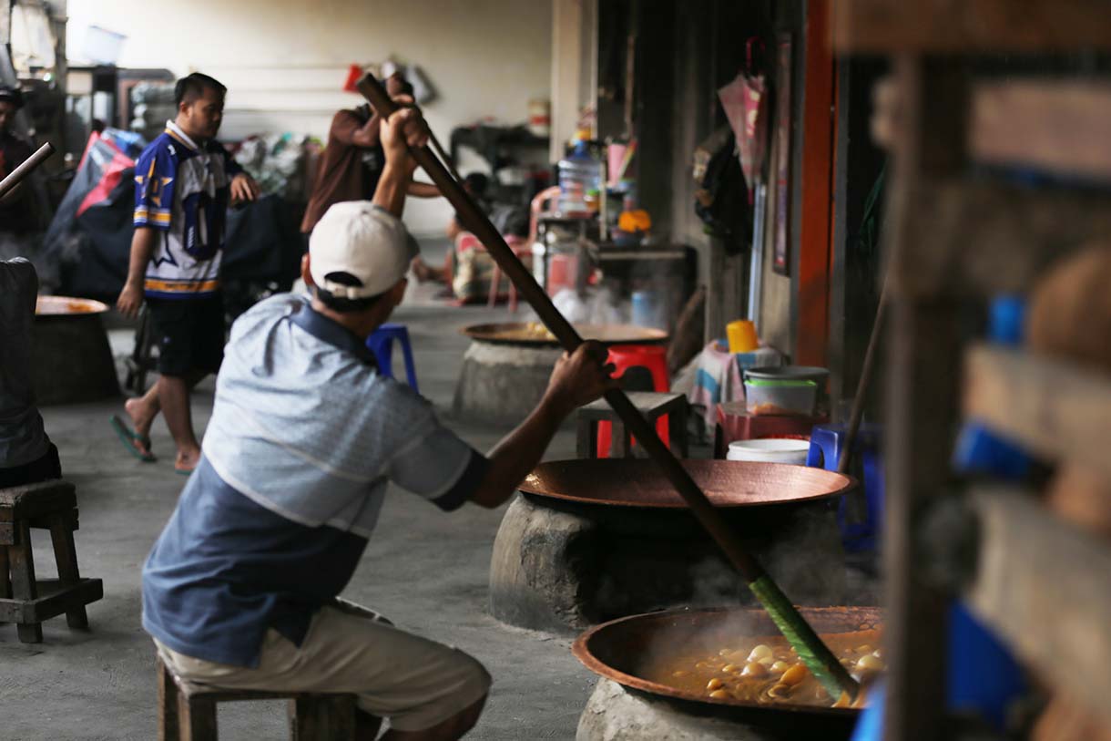 Pekerja mengaduk dodol di Dodol Betawi Ibu Yuyun, Pejaten Timur, Pasar Minggu, Jakarta Selatan, Jumat (13/3/2026).(Beritanasional.com/Oke Atmaja)