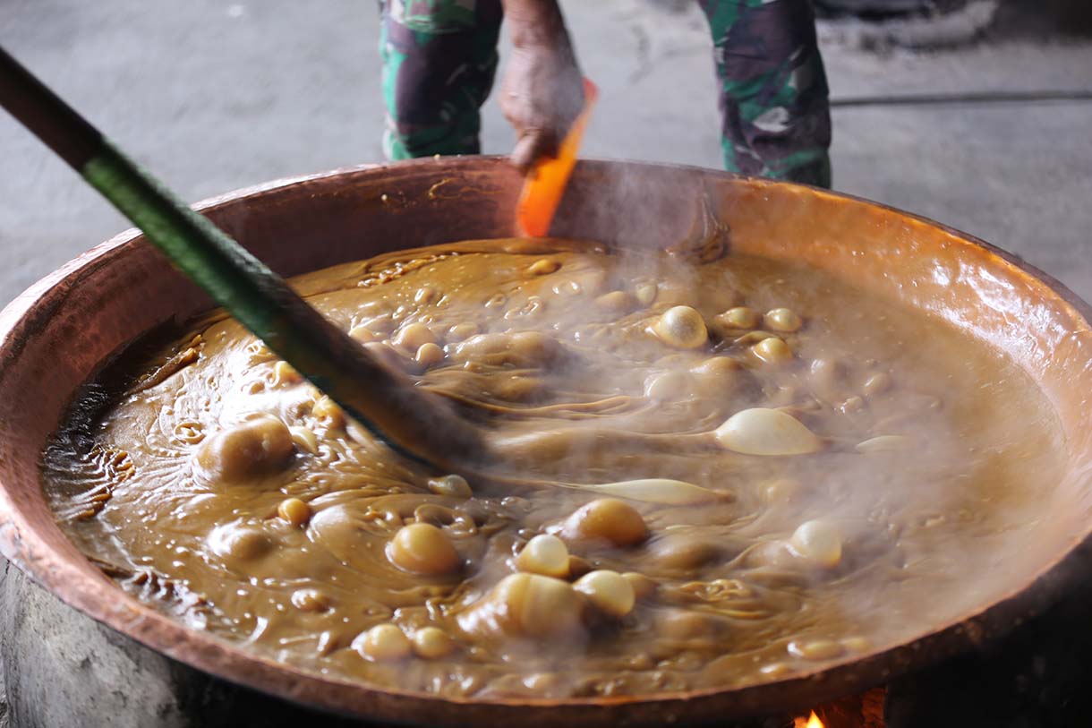 Pekerja mengaduk dodol di Dodol Betawi Ibu Yuyun, Pejaten Timur, Pasar Minggu, Jakarta Selatan, Jumat (13/3/2026).(Beritanasional.com/Oke Atmaja)