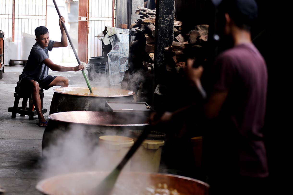 Pekerja mengaduk dodol di Dodol Betawi Ibu Yuyun, Pejaten Timur, Pasar Minggu, Jakarta Selatan, Jumat (13/3/2026).(Beritanasional.com/Oke Atmaja)