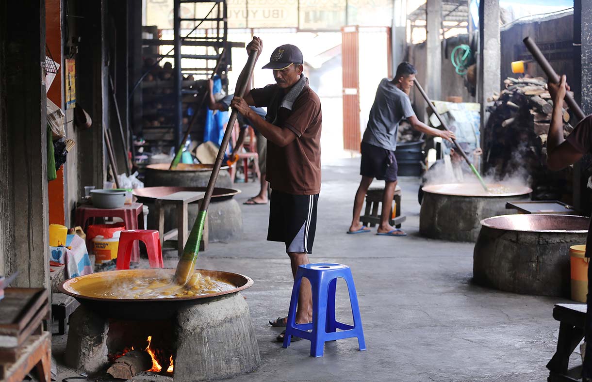 Pekerja mengaduk dodol di Dodol Betawi Ibu Yuyun, Pejaten Timur, Pasar Minggu, Jakarta Selatan, Jumat (13/3/2026).(Beritanasional.com/Oke Atmaja)