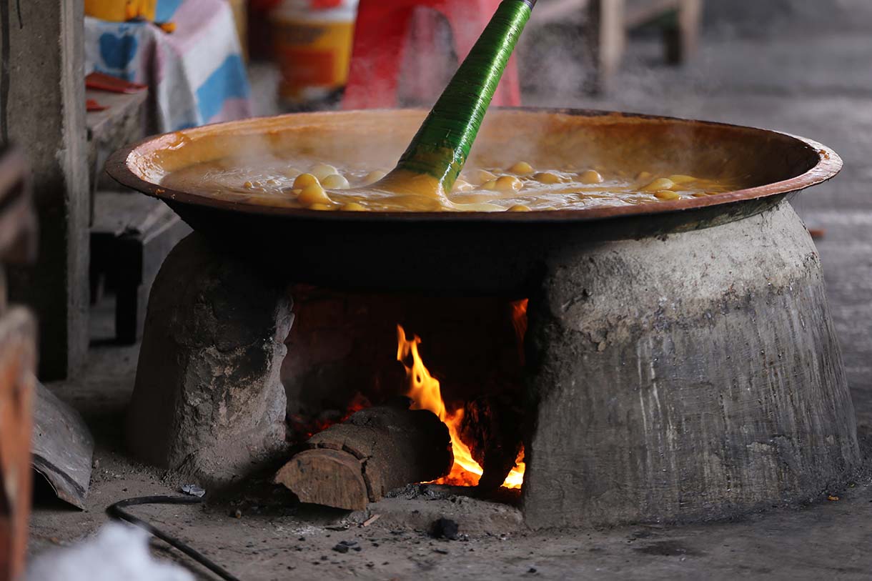 Pekerja mengaduk dodol di Dodol Betawi Ibu Yuyun, Pejaten Timur, Pasar Minggu, Jakarta Selatan, Jumat (13/3/2026).(Beritanasional.com/Oke Atmaja)
