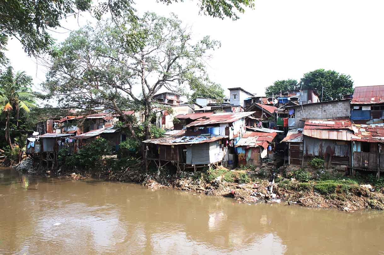 Warga manggarai beraktfitas di pinggir kali ciliwung, Jakarta, Mimggu (8/6/2025). (Beritanasional.com/Oke Atmaja)