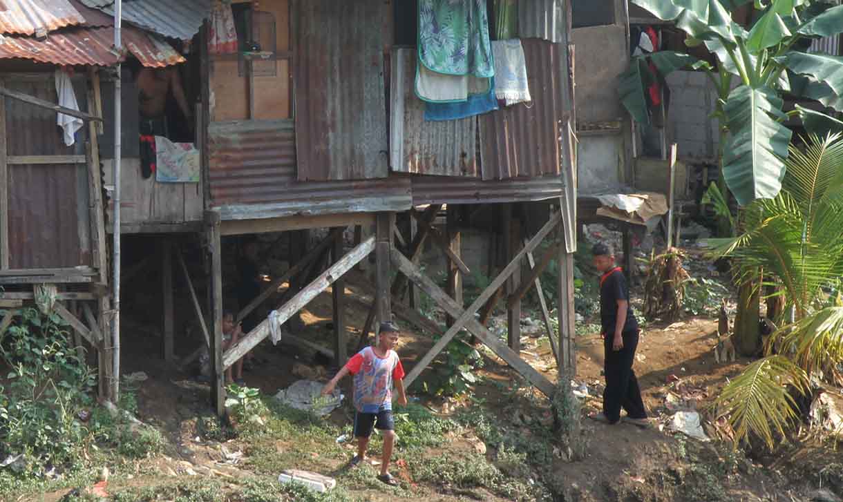 Warga manggarai beraktfitas di pinggir kali ciliwung, Jakarta, Mimggu (8/6/2025). (Beritanasional.com/Oke Atmaja)