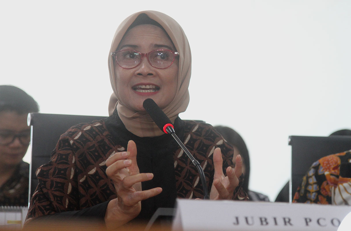 Juru bicara Kantor Komunikasi Kepresidenan Adita Irawati (kanan) bersama Staf Ahli Bidang Teknologi Kesehatan Kementerian Kesehatan Setiaji memberikan keterangan pers jelang peluncuran program Cek Kesehatan Gratis (CKG) di Kementerian Kesehatan, Jakarta, Jumat (7/2/2025). (Beritanasional.com/Oke Atmaja)