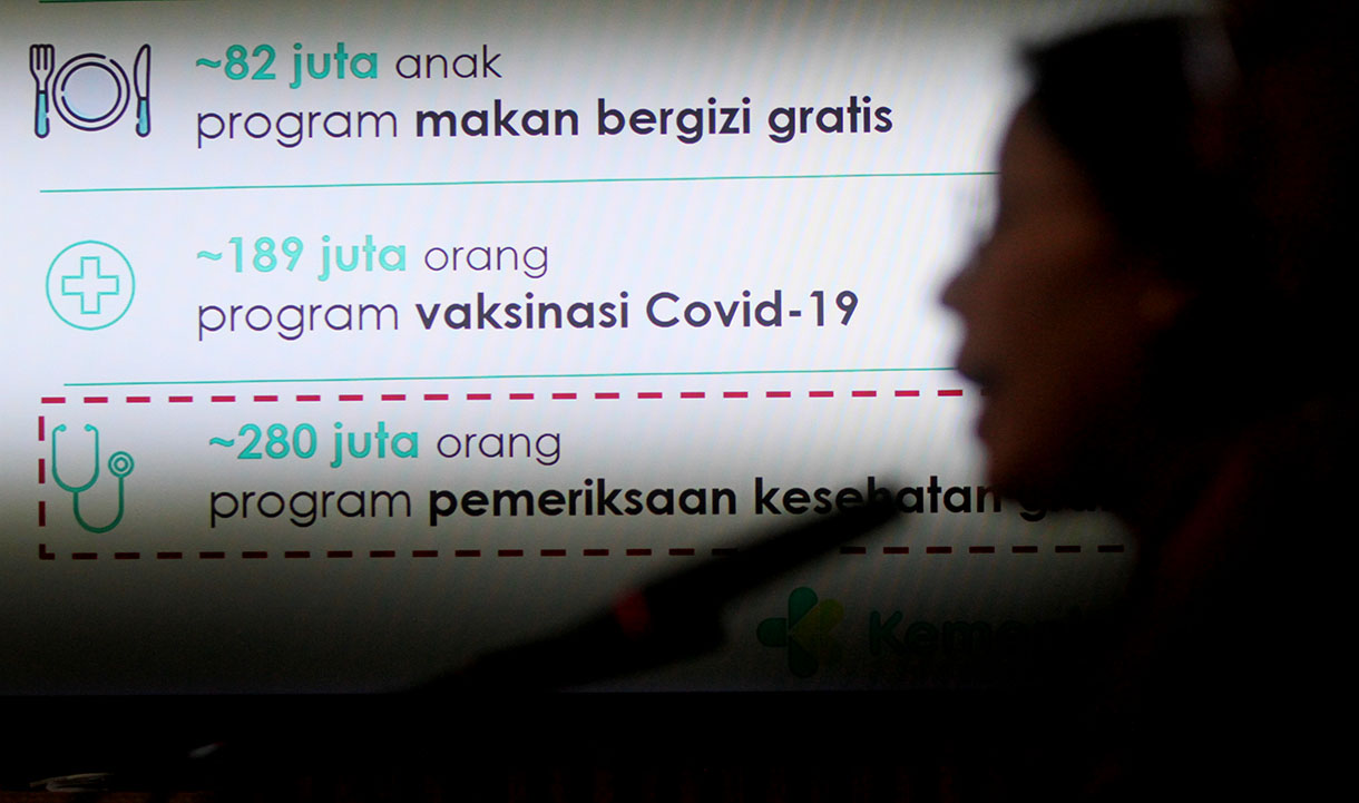 Juru bicara Kantor Komunikasi Kepresidenan Adita Irawati (kanan) bersama Staf Ahli Bidang Teknologi Kesehatan Kementerian Kesehatan Setiaji memberikan keterangan pers jelang peluncuran program Cek Kesehatan Gratis (CKG) di Kementerian Kesehatan, Jakarta, Jumat (7/2/2025). (Beritanasional.com/Oke Atmaja)