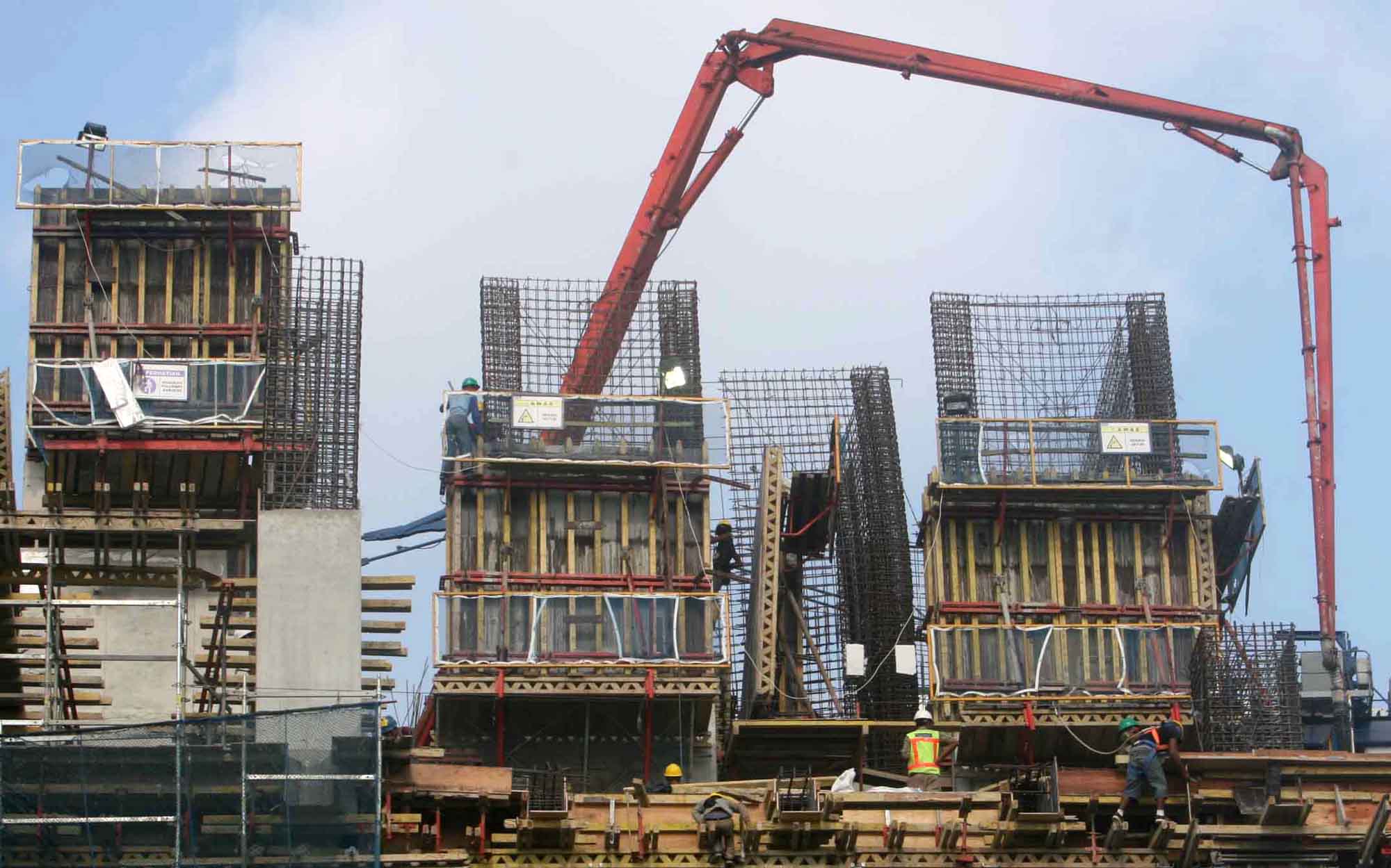Sejumlah pekerja menyelesaikan proyek pembangunan di Kawasan Kuningan,Jakarta, Rabu (26/6/2024). (BeritaNasional.Com/Oke Atmaja)