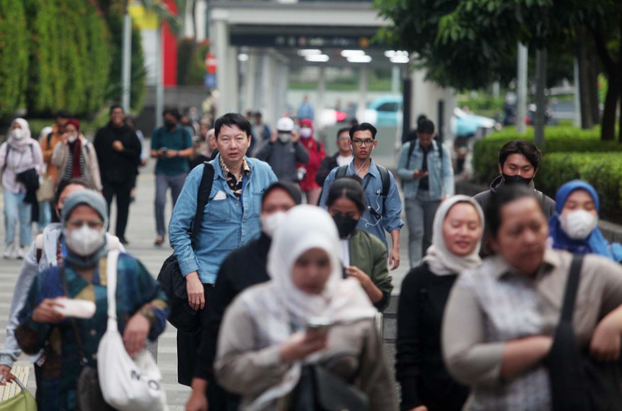 Sejumlah pekerja berjalan kaki di Trotoar jalan Sudirman-Thamrin, Kawasan Bendungan Hilir, Jakarta, Kamis (14/10/2025).(Beritanasional.com/Oke Atmaja)