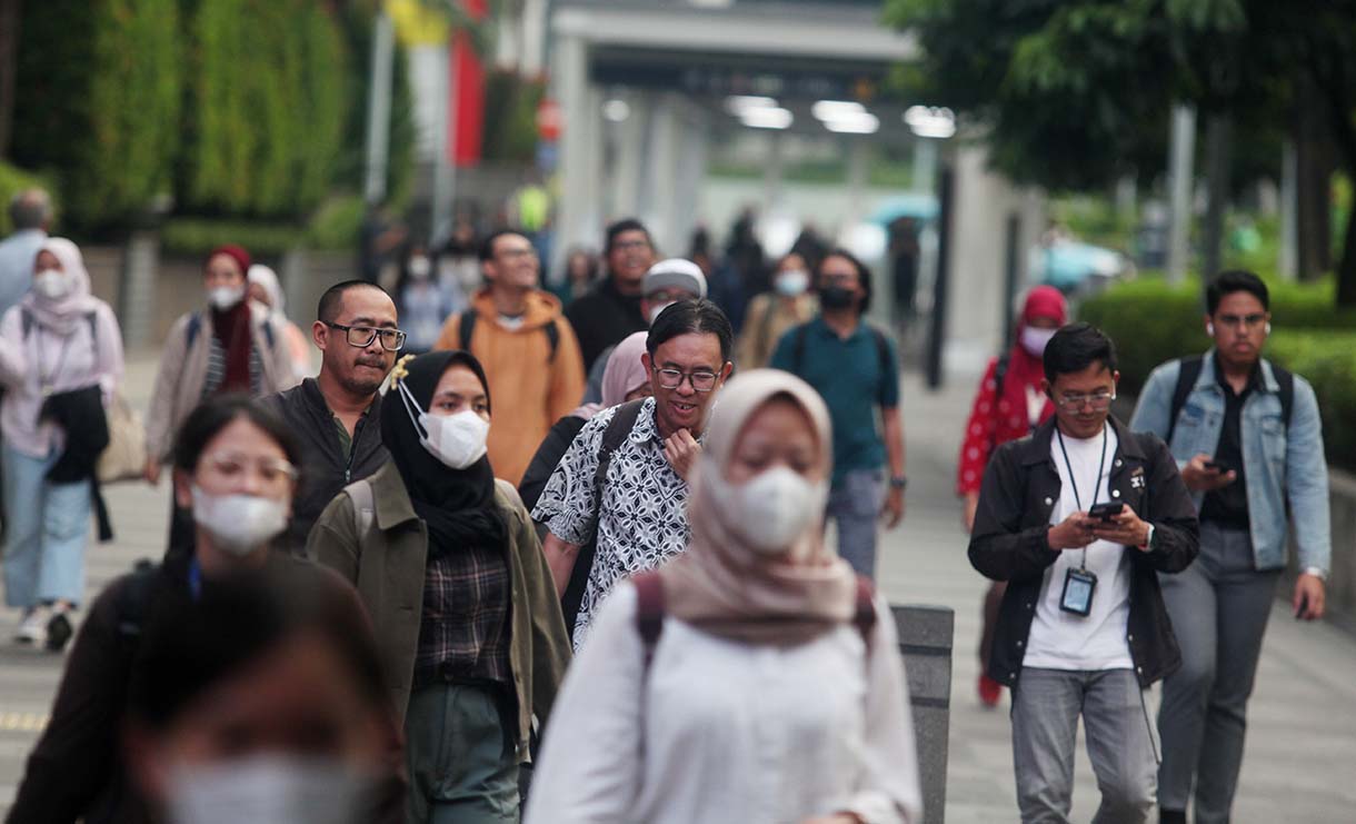 Sejumlah pekerja berjalan kaki di Trotoar jalan Sudirman-Thamrin, Kawasan Bendungan Hilir, Jakarta, Kamis (14/10/2025).(Beritanasional.com/Oke Atmaja)