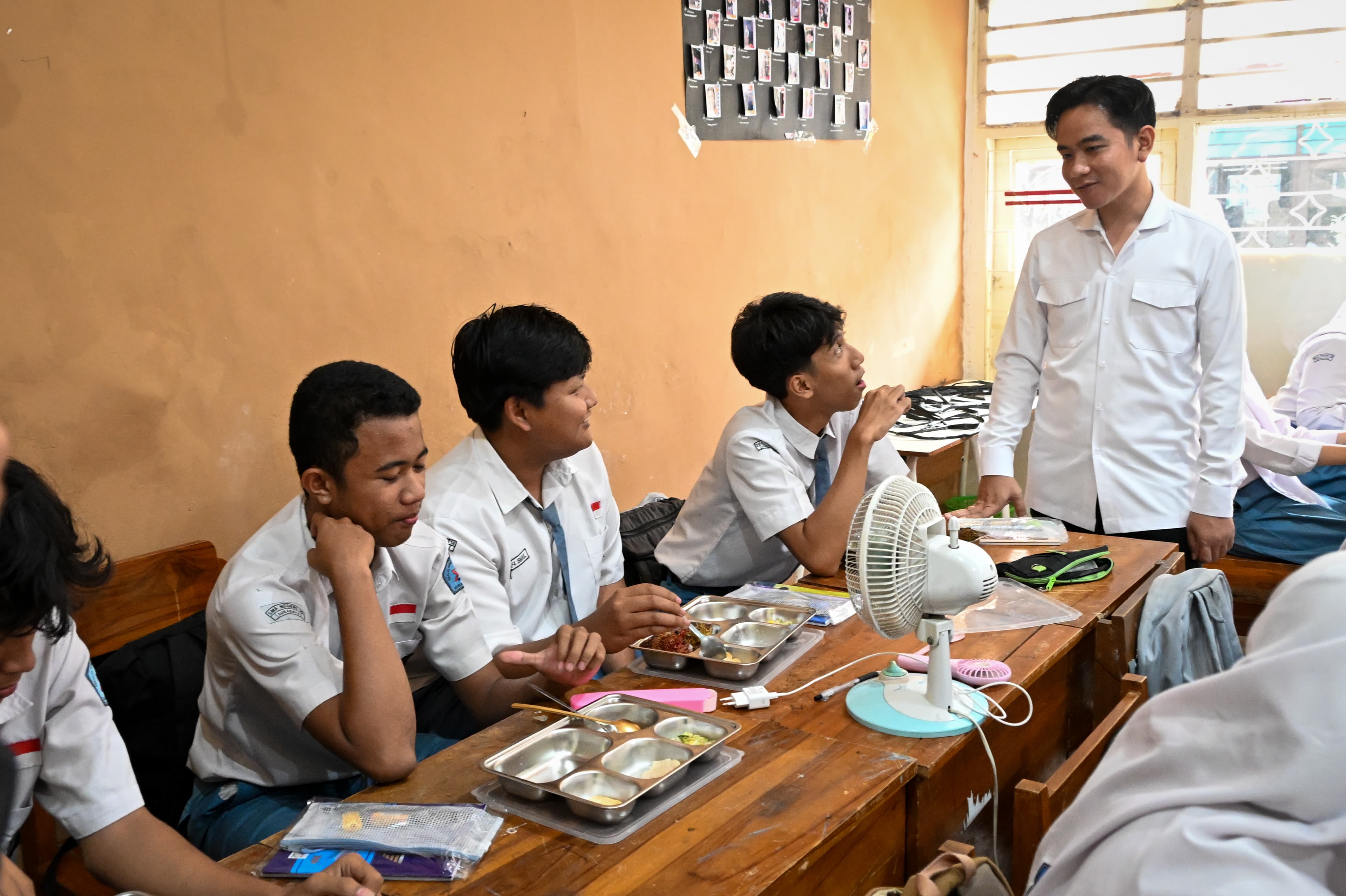 Wakil Presiden (Wapres) Gibran Rakabuming meninjau pelaksanaan program MBG. (BeritaNasional/Elvis Sendouw)/HO Biro Pers Wakil Presiden)