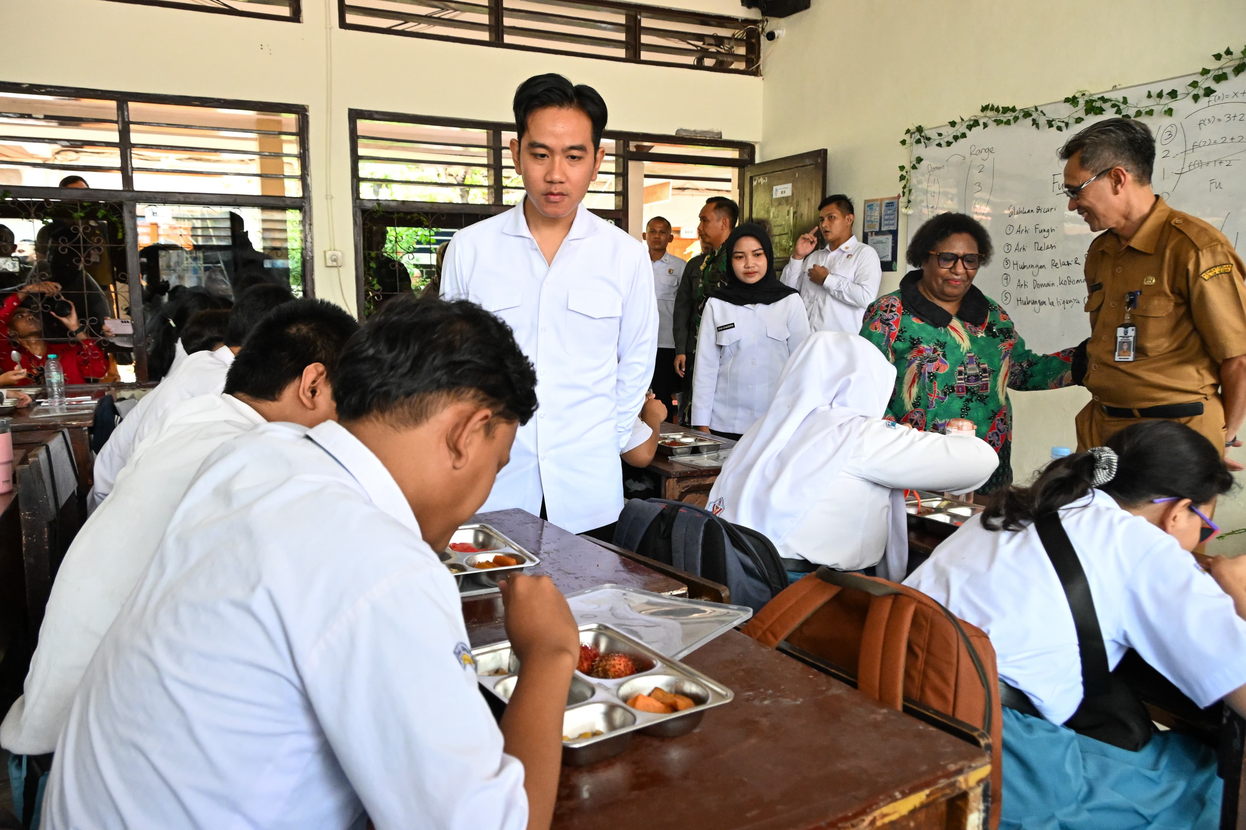 Wakil Presiden (Wapres) Gibran Rakabuming meninjau pelaksanaan program MBG. (BeritaNasional/Elvis Sendouw)/HO Biro Pers Wakil Presiden)