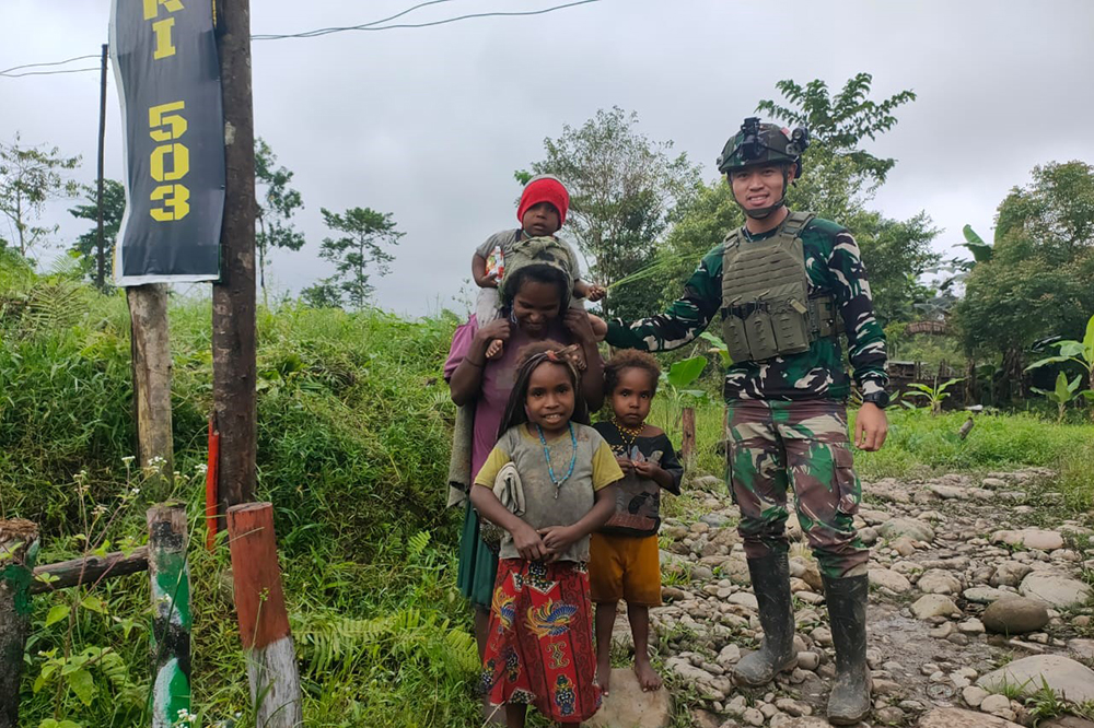 Prajurit Satgas Yonif 503 bahagiakan mama Papua. (BeritaNasional/HO/Elvis Sendouw)